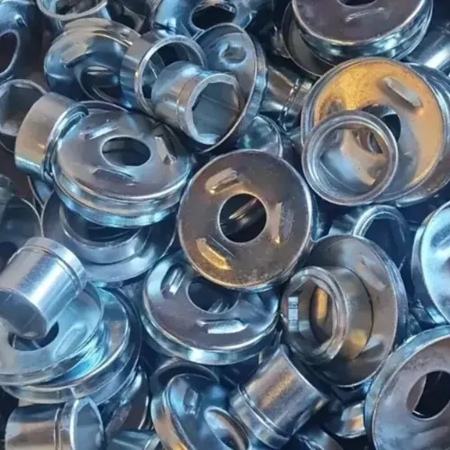 Buchas e tampas metálicas zincadas em branco, acabamento uniforme - Extrema Metais