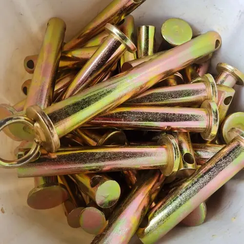 Pinos e travas zincados em amarelo, acabamento dourado anticorrosivo - Extrema Metais Passo Fundo